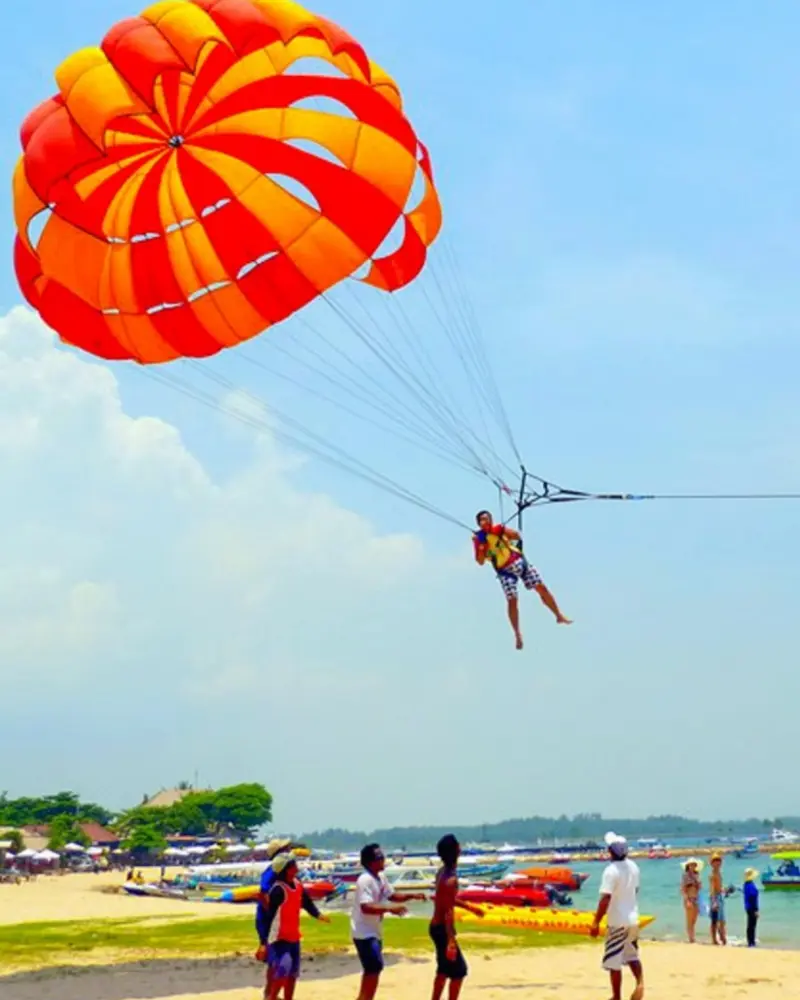 Aktifitas parasailing danau toba