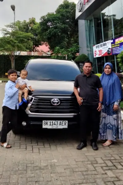 Rental mobil Innova Reborn dengan driver profesional