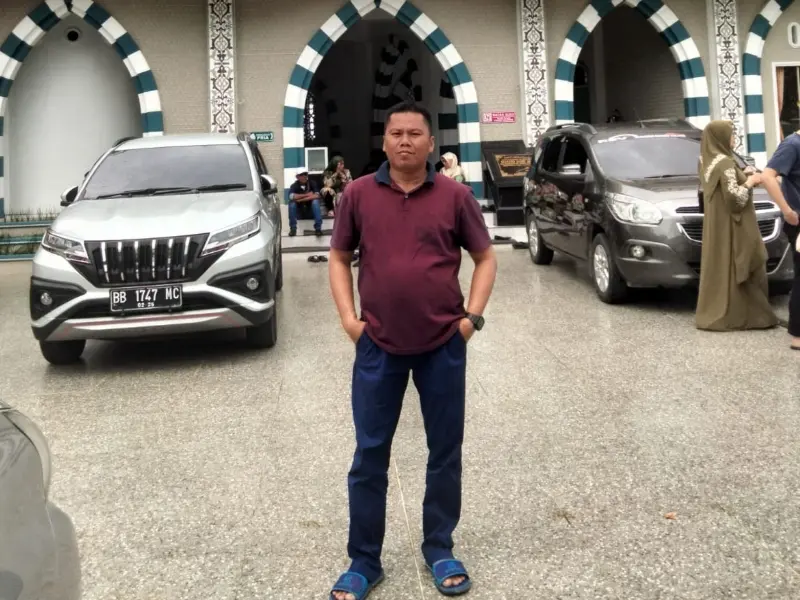 Sewa mobil zenix hev dengan driver profesional